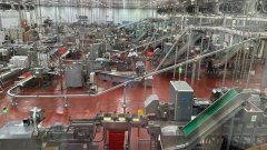 透偏激腿肠“降生记” 看智能产线若何守护舌尖